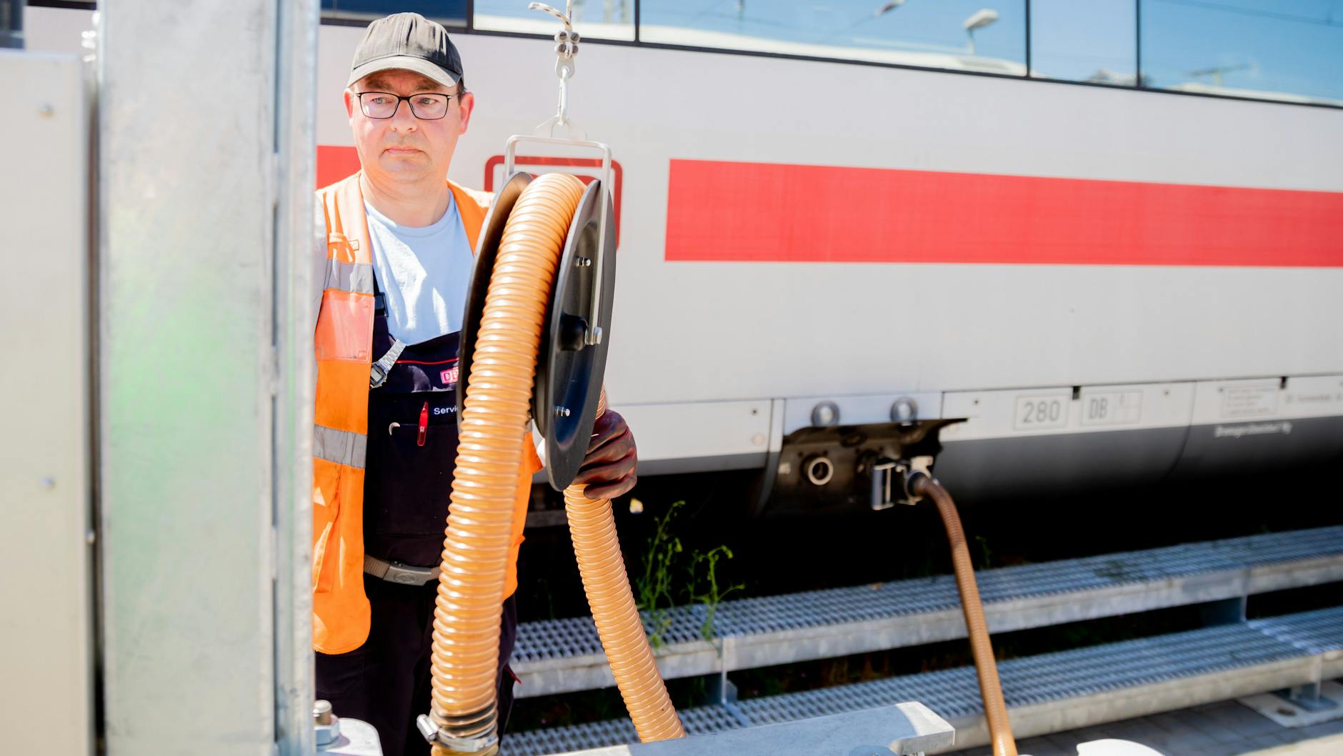 Sven Heßler, Fahrzeugreiniger, saugt Abwasser aus einem ICE.