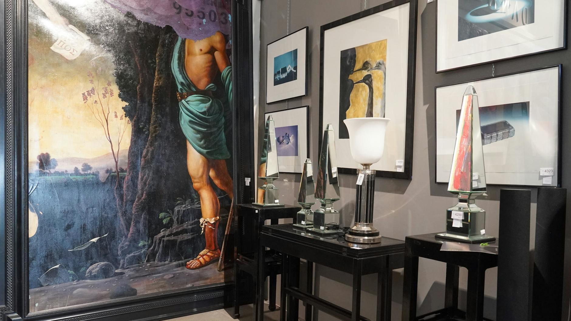 Teile der Kunstsammlung des verstorbenen Star-Friseurs Udo Walz sind im Auktionshaus Dannenberg ausgestellt. Sie wurden am Samstag versteigert. 