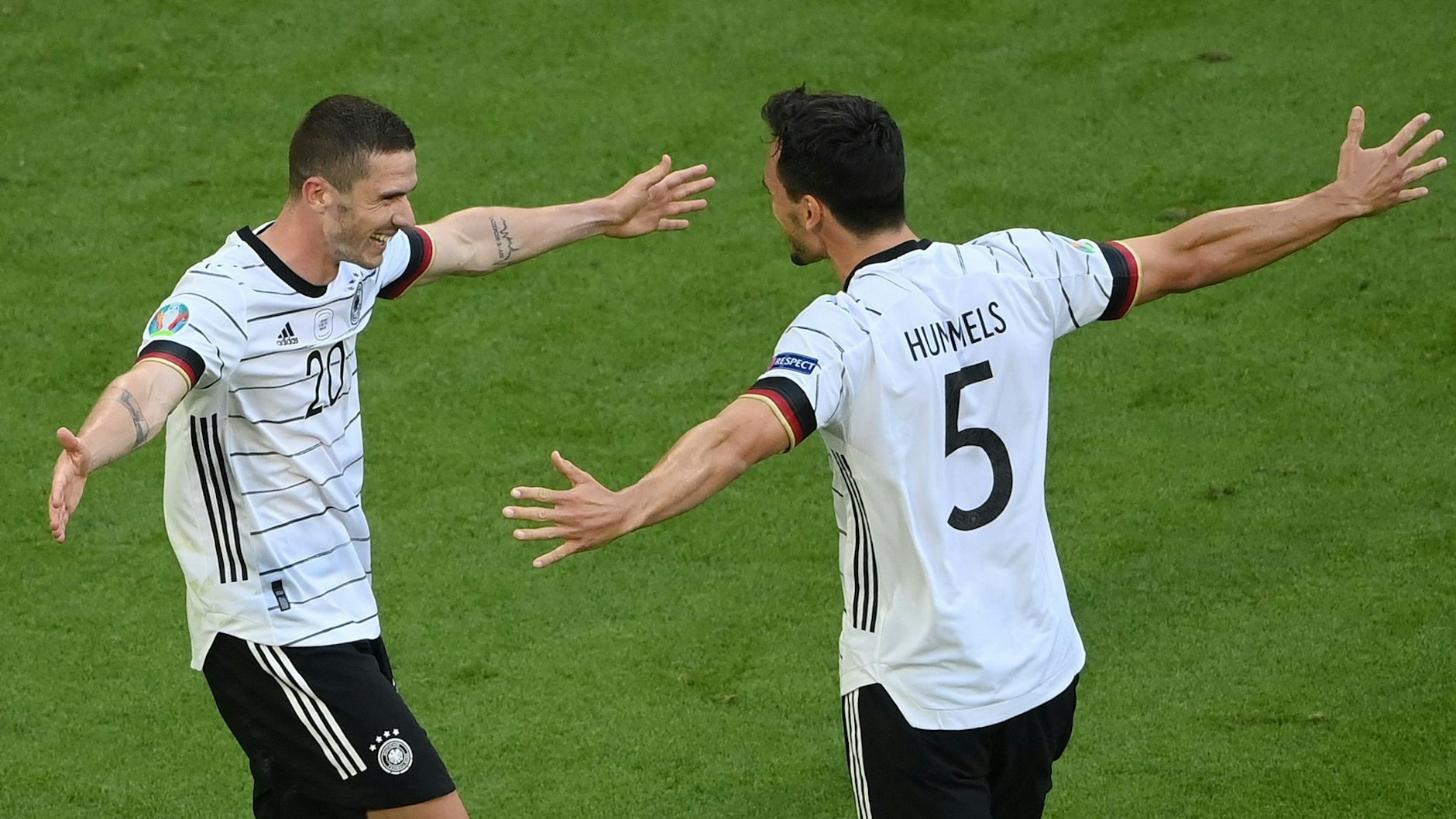 Nationaltrikot verleiht Flügel: Mats Hummels schnappt sich den Torschützen Robin Gosens.