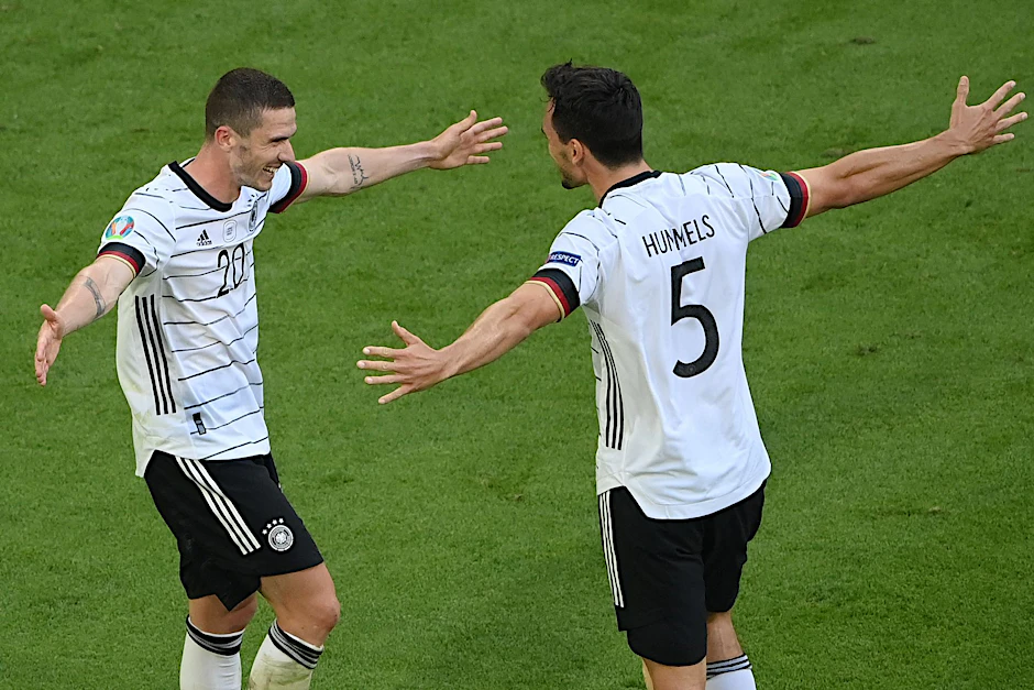 Nationaltrikot verleiht Flügel: Mats Hummels schnappt sich den Torschützen Robin Gosens.