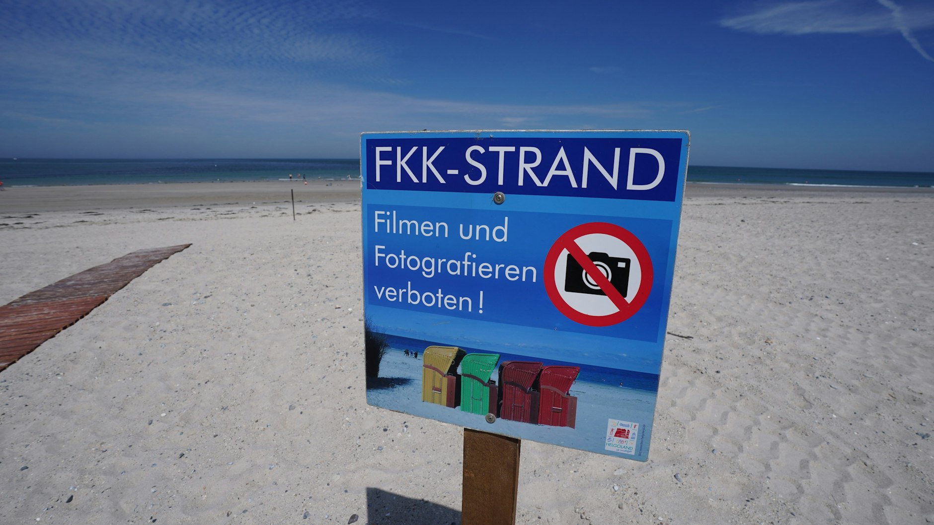 Ein Hinweisschild auf Helgoland „FKK-Strand. Filmen und Fotografieren verboten!“&nbsp; Gaffer und Spanner sind an Nacktstränden oftmals ein Problem.