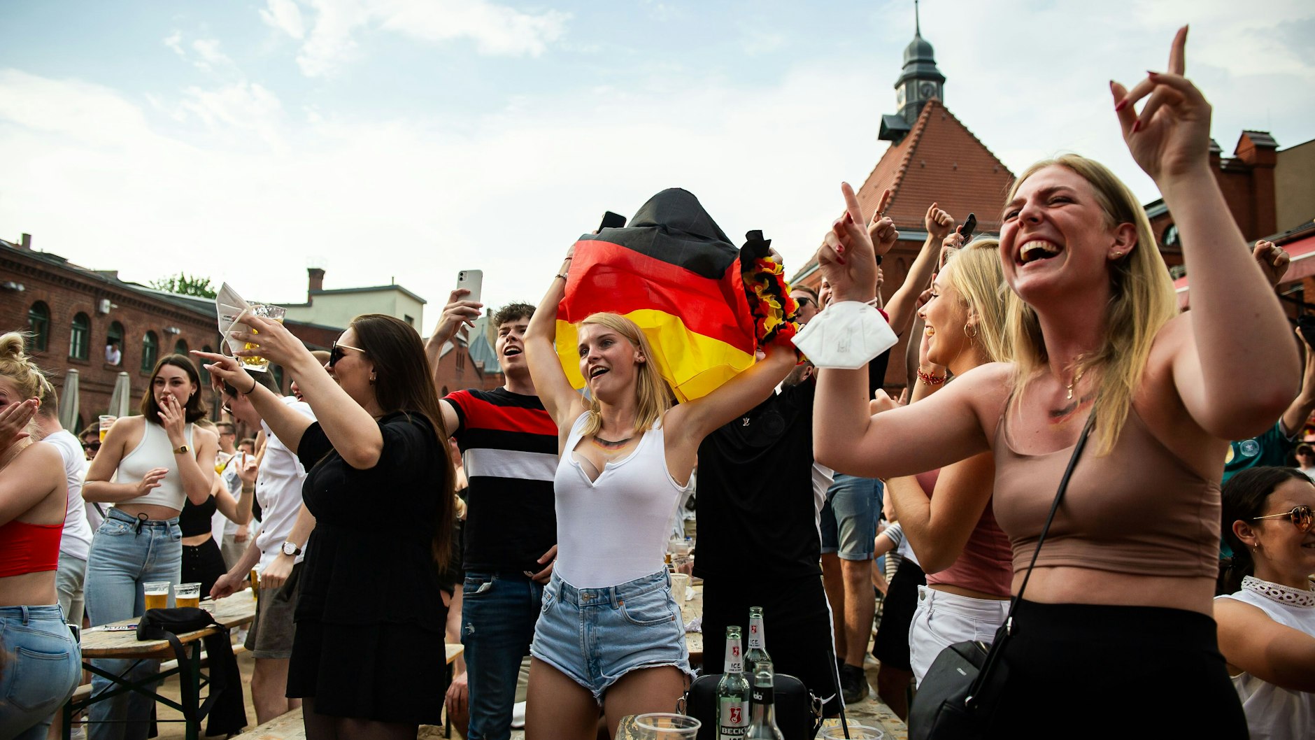 Fans feiern in der Kulturbrauerei vier Tore für die deutsche Nationalmannschaft