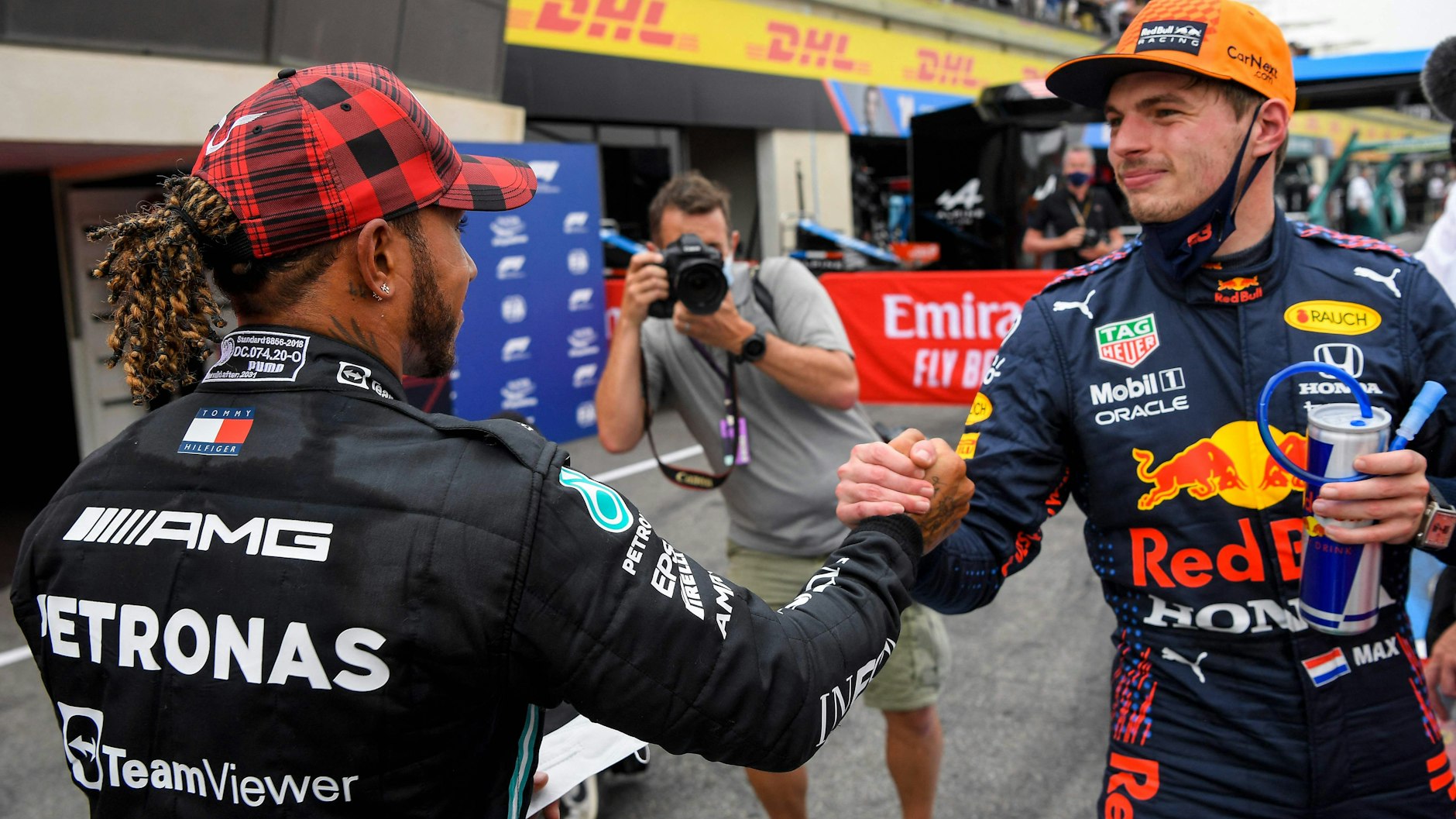 Mercedes-Pilot Lewis Hamilton gratuliert Max Verstappen (r.) und Red Bull zur Pole-Position beim Frankreich-GP.