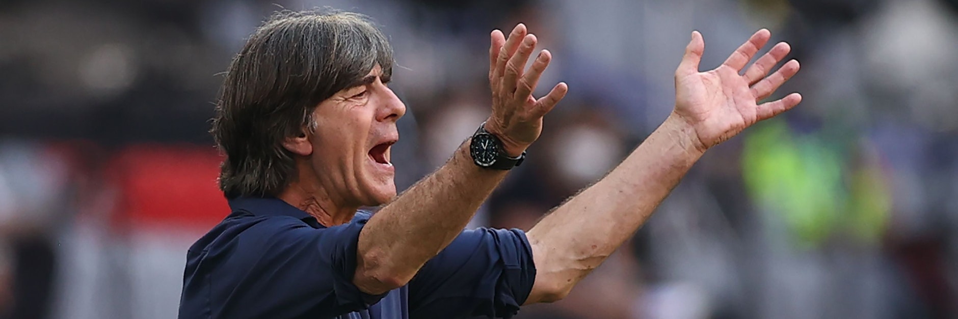 Löw dirigiert das Angriffsspiel der Nationalelf und hat Erfolg.