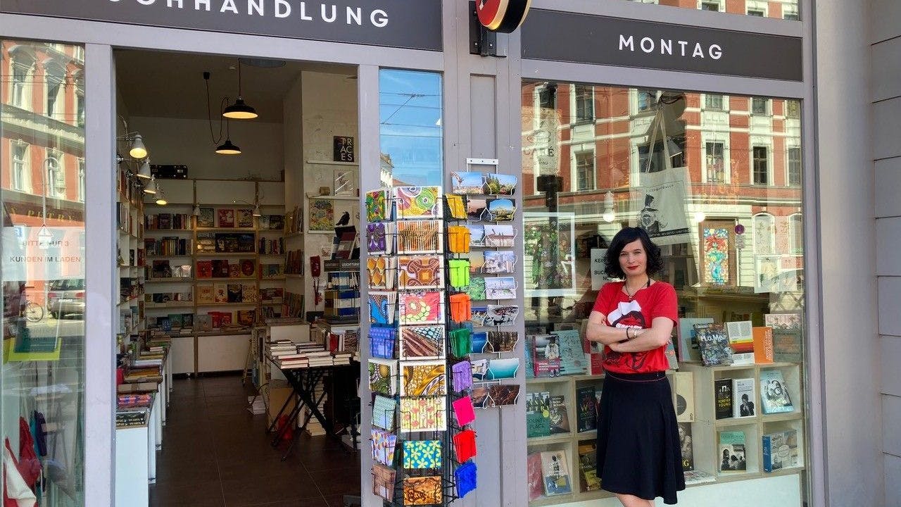 Daniela Weiß vor ihrer Buchhandlung in Prenzlauer Berg