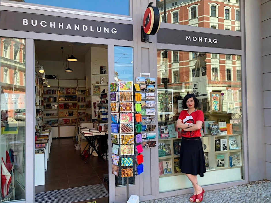 Daniela Weiß vor ihrer Buchhandlung in Prenzlauer Berg