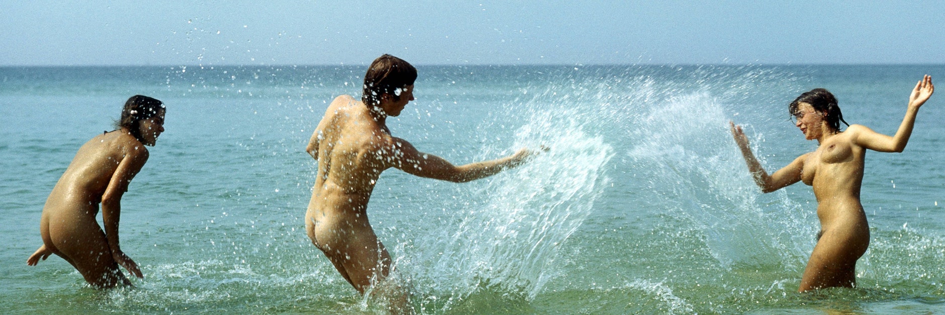 Nackter Badespaß an der Ostsee zu DDR-Zeiten, FKK-Strand Prerow auf dem Darß