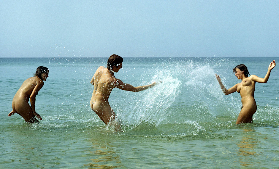 Nackter Badespaß an der Ostsee zu DDR-Zeiten, FKK-Strand Prerow auf dem Darß