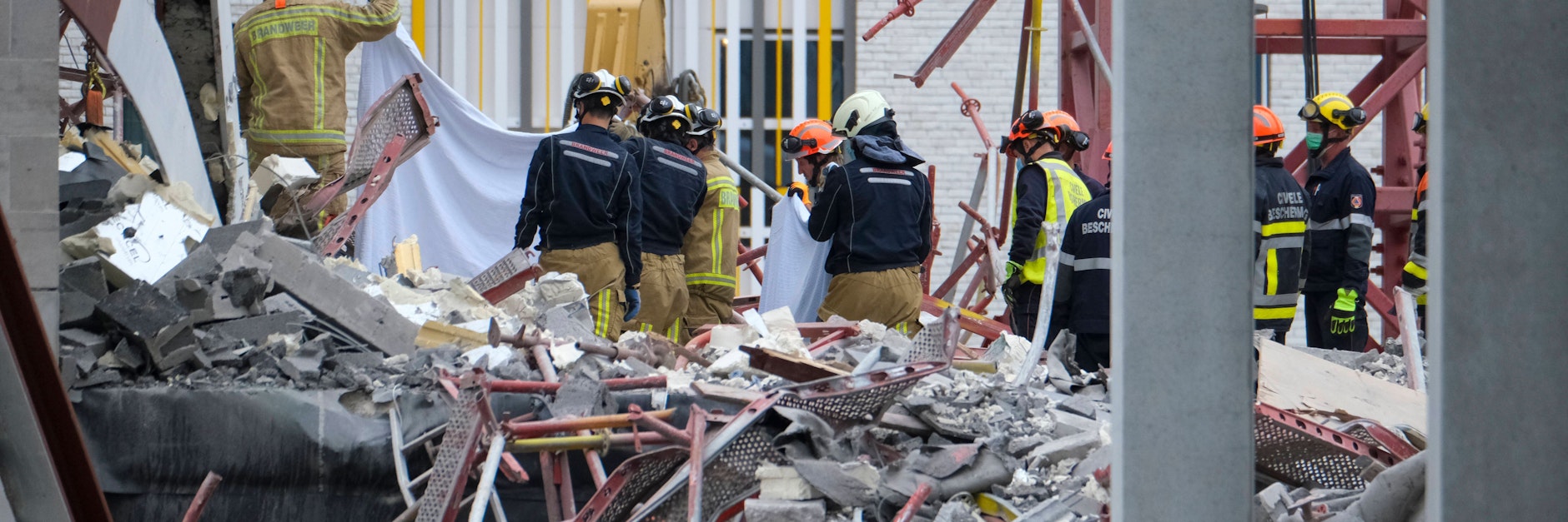 Rettungskräfte suchen in den Trümmern nach Überlebenden