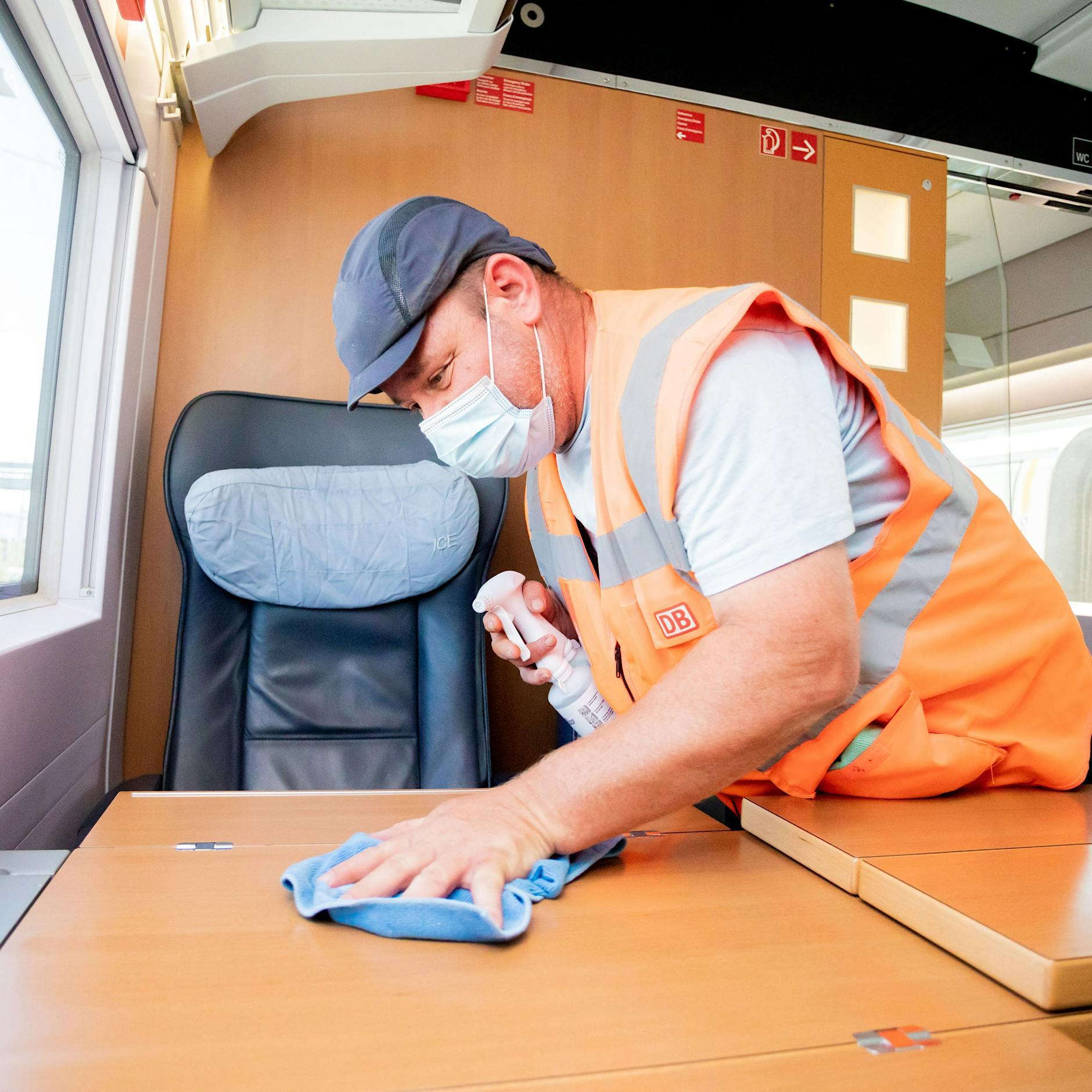 Zugreiniger Marcel Ballin: „In der ersten Klasse ist mehr Müll als in der zweiten.“