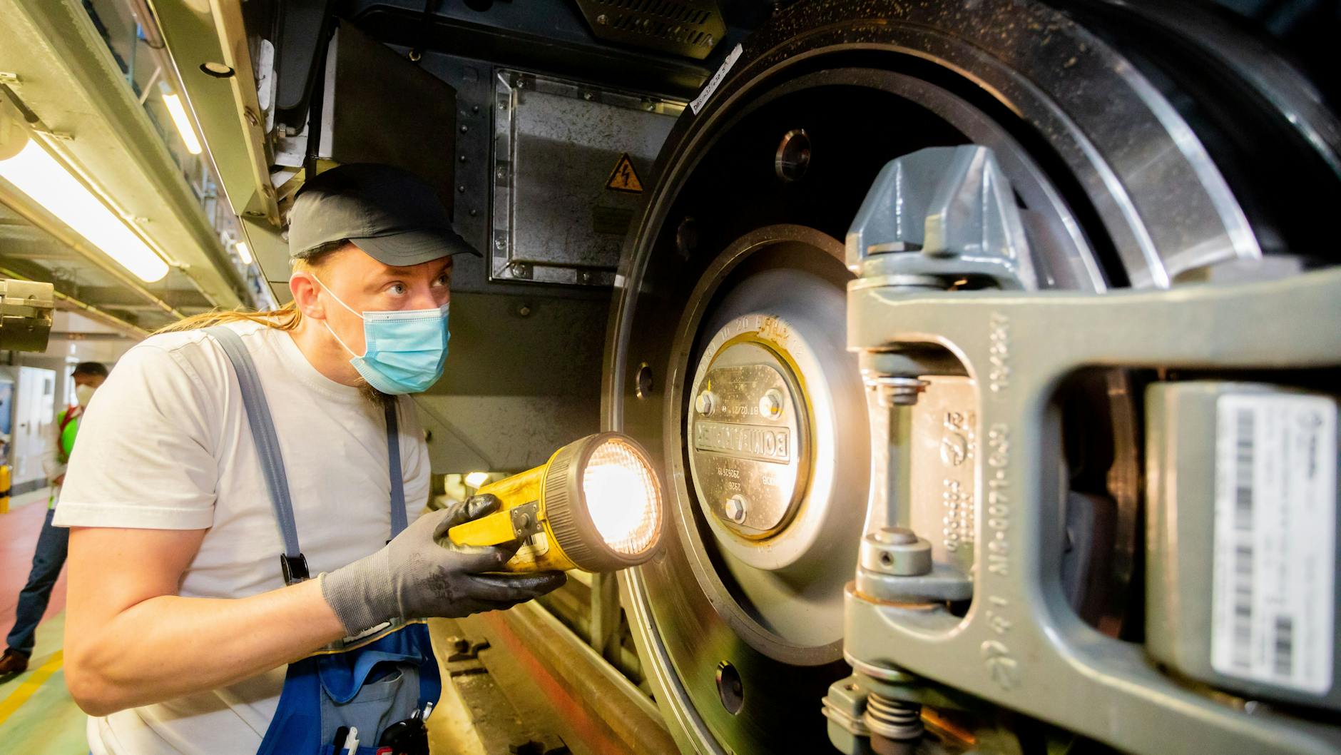 Rocco Adamski, Fahrzeuginspekteur, inspiziert im ICE-Werk Rummelsburg Fahrwerk und Unterbau eines ICE 4.