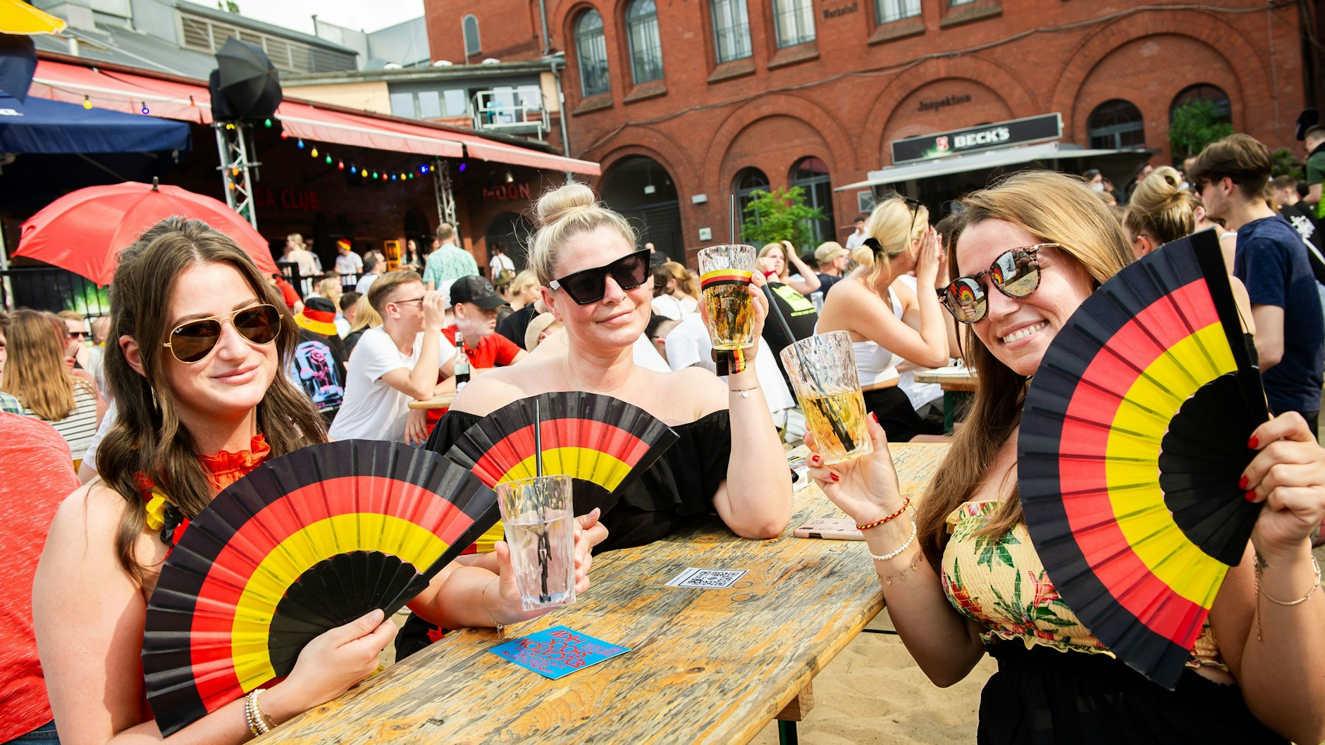 Julia, Vanessa und Janina haben sich mit Deutschland-Fanartikeln eingedeckt.<br><br>