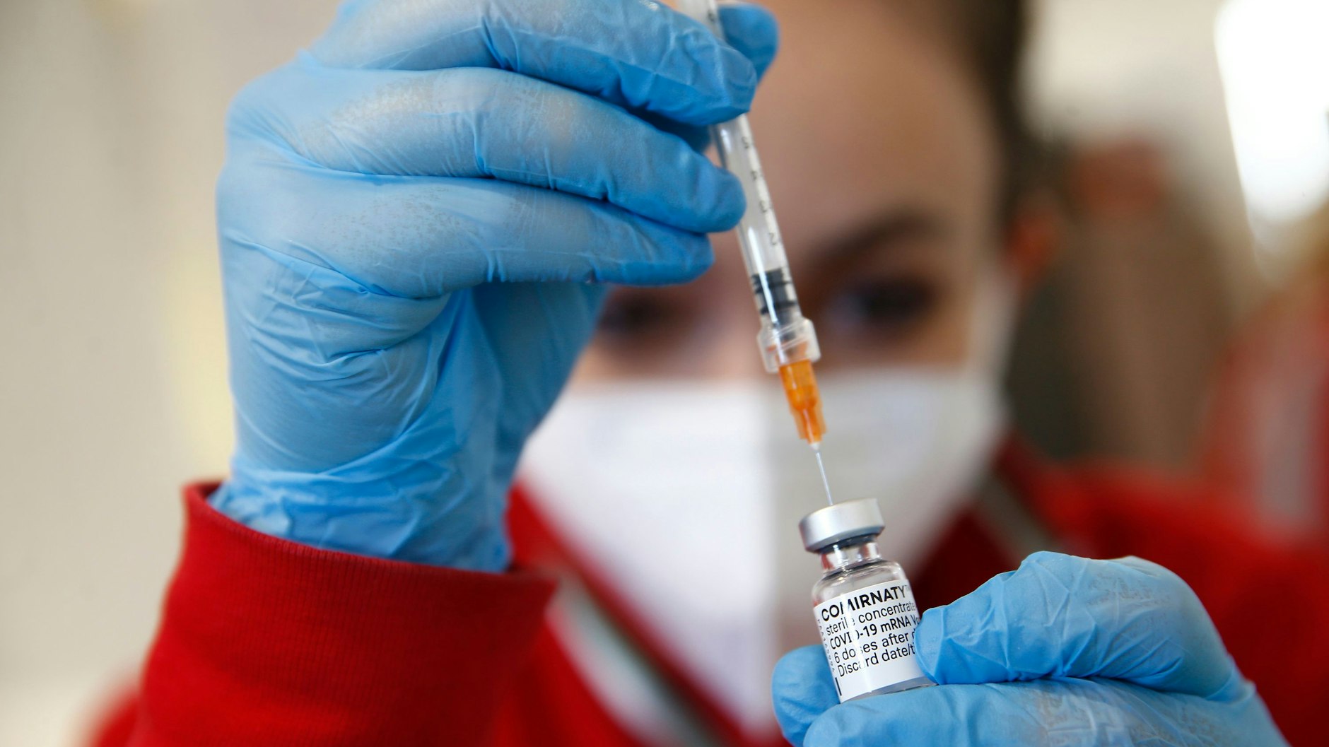 Ein medizinische Angestellte bereitet eine Corona-Schutzimpfung mit dem Impfstoff von Biontech/Pfizer vor.