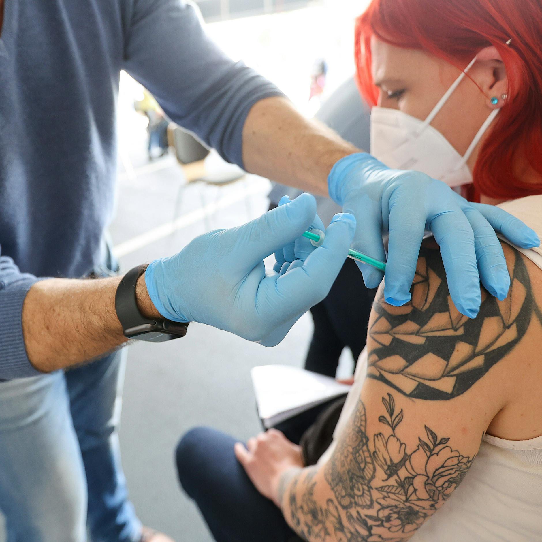 Mit DIESEN vier absurden Tricks locken die Länder der Welt zur Corona-Impfung