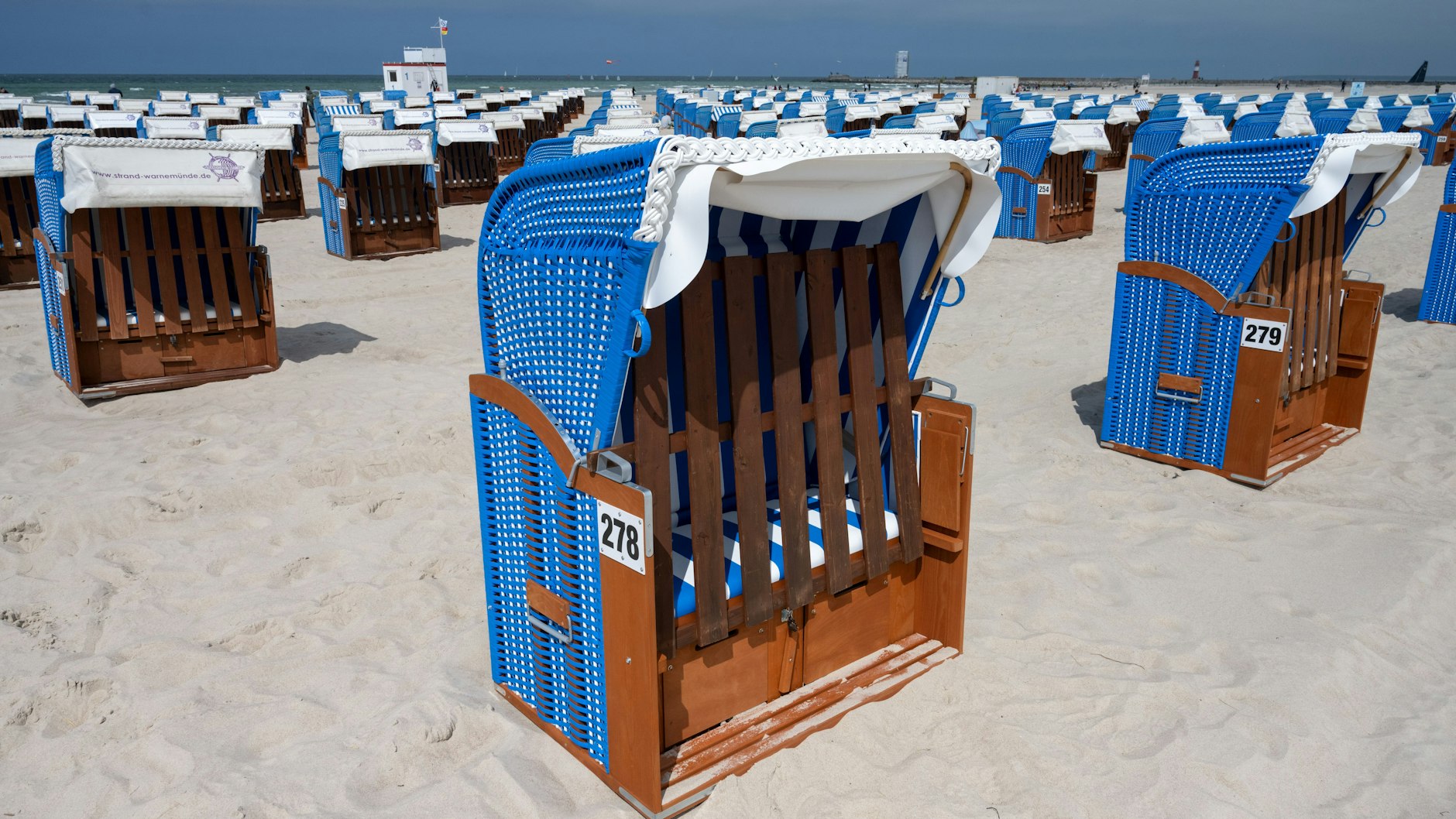 Leere Strandkörbe stehen am Strand an der Küste der Ostsee. Für Urlauber aus Mecklenburg-Vorpommern können Hotels und Ferienwohnungen wieder öffnen.&nbsp;