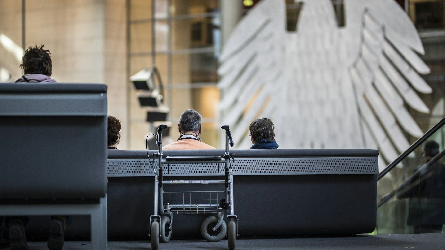 Pflege und Politik – in Deutschland ein anhaltend schwieriges Duo. Auch nachdem die neuerliche Pflegereform am Mittwoch durchs Kabinett ging, bleiben sehr viele Probleme ungeklärt.