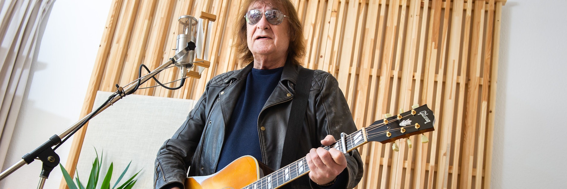 Dieter Birr im Studio: Hier spielt er seinen Corona-Song.&nbsp;&nbsp;<br>