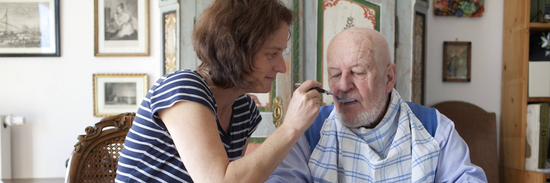 Die Pflegetätigkeit soll künftig immer wie in Tarifverträgen vereinbart bezahlt werden müssen.