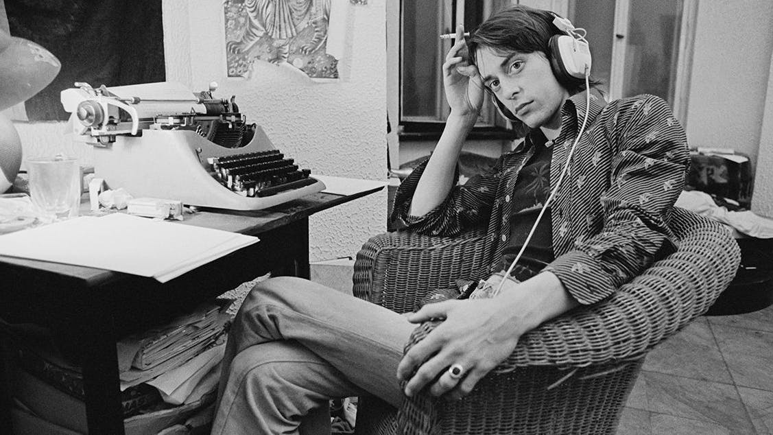 Rio Reiser an der Schreibmaschine.