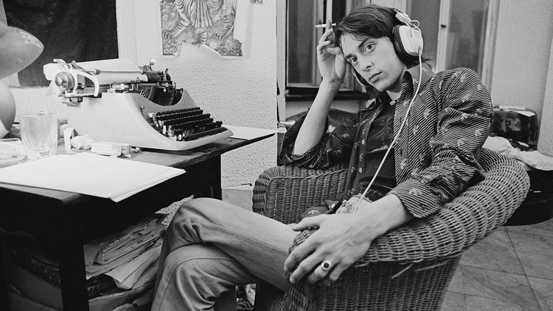 Rio Reiser an der Schreibmaschine.