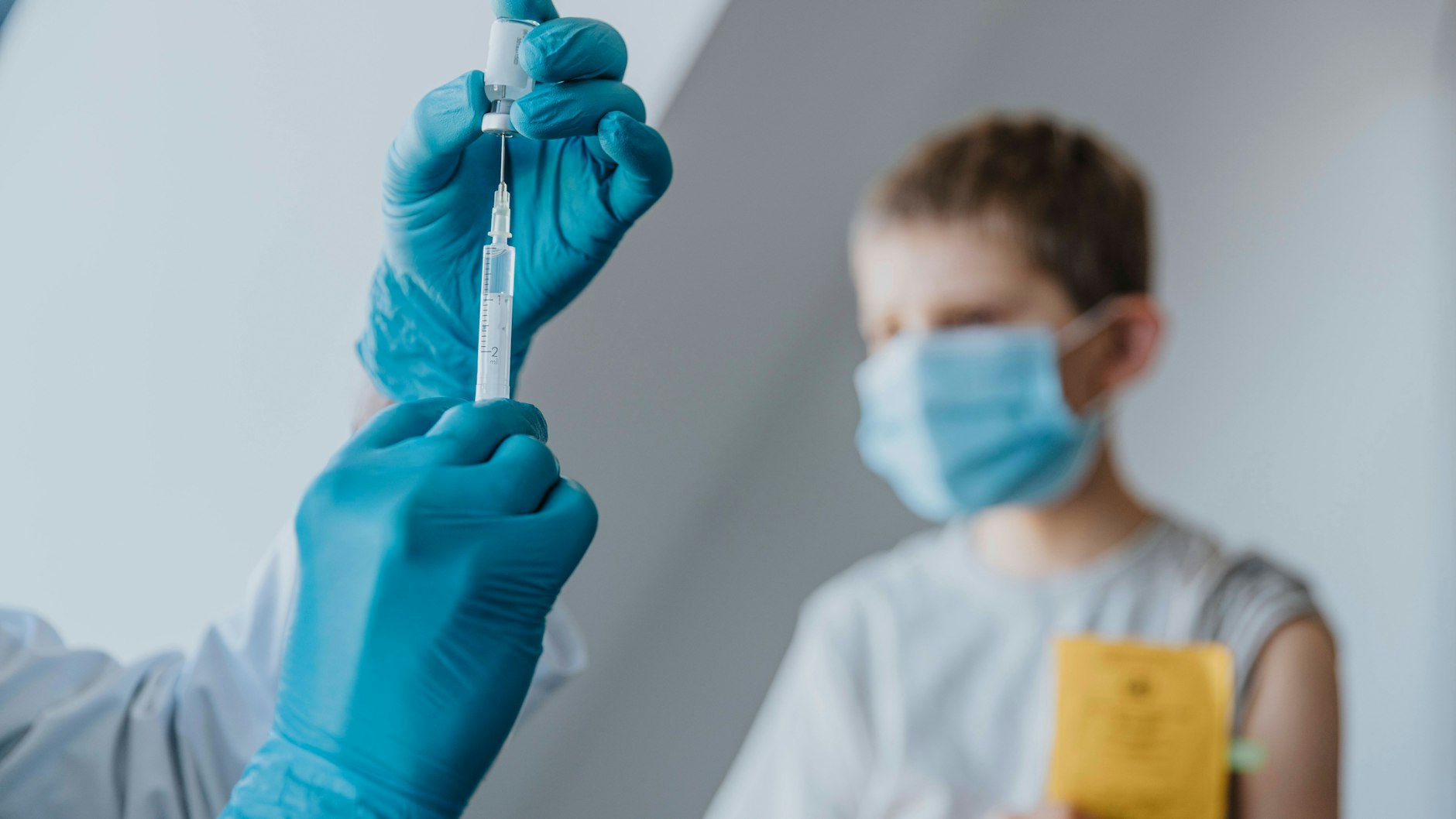 Ein Kind soll gegen das Coronavirus geimpft werden. Die Datenlage bei den Zulassungsstudien sei jedoch so gering, dass einige Mediziner bei gesunden Kindern von einer Corona-Impfung abraten.&nbsp;