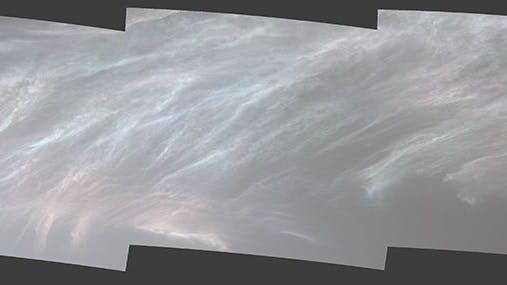 Der Mars-Rover Curiosity der NASA entdeckte diese schillernden Wolken und nennt sie „Mother of Pearl“.