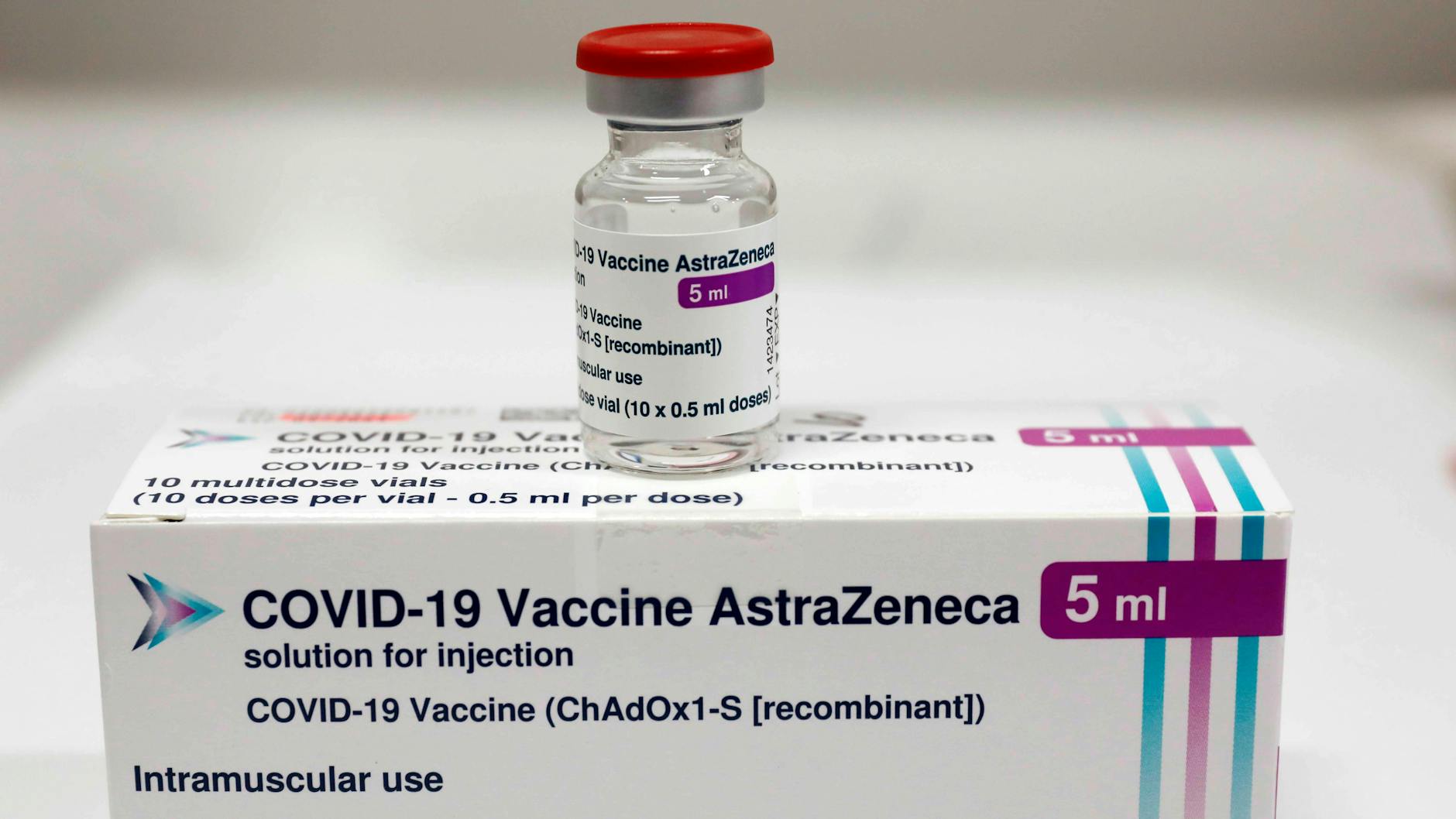 Dem Paul-Ehrlich-Institut (PEI) wurden bei rund 8,5 Millionen verabreichten Impfdosen bis 25. Mai 94 Fälle von Hirnthrombosen in Deutschland gemeldet.