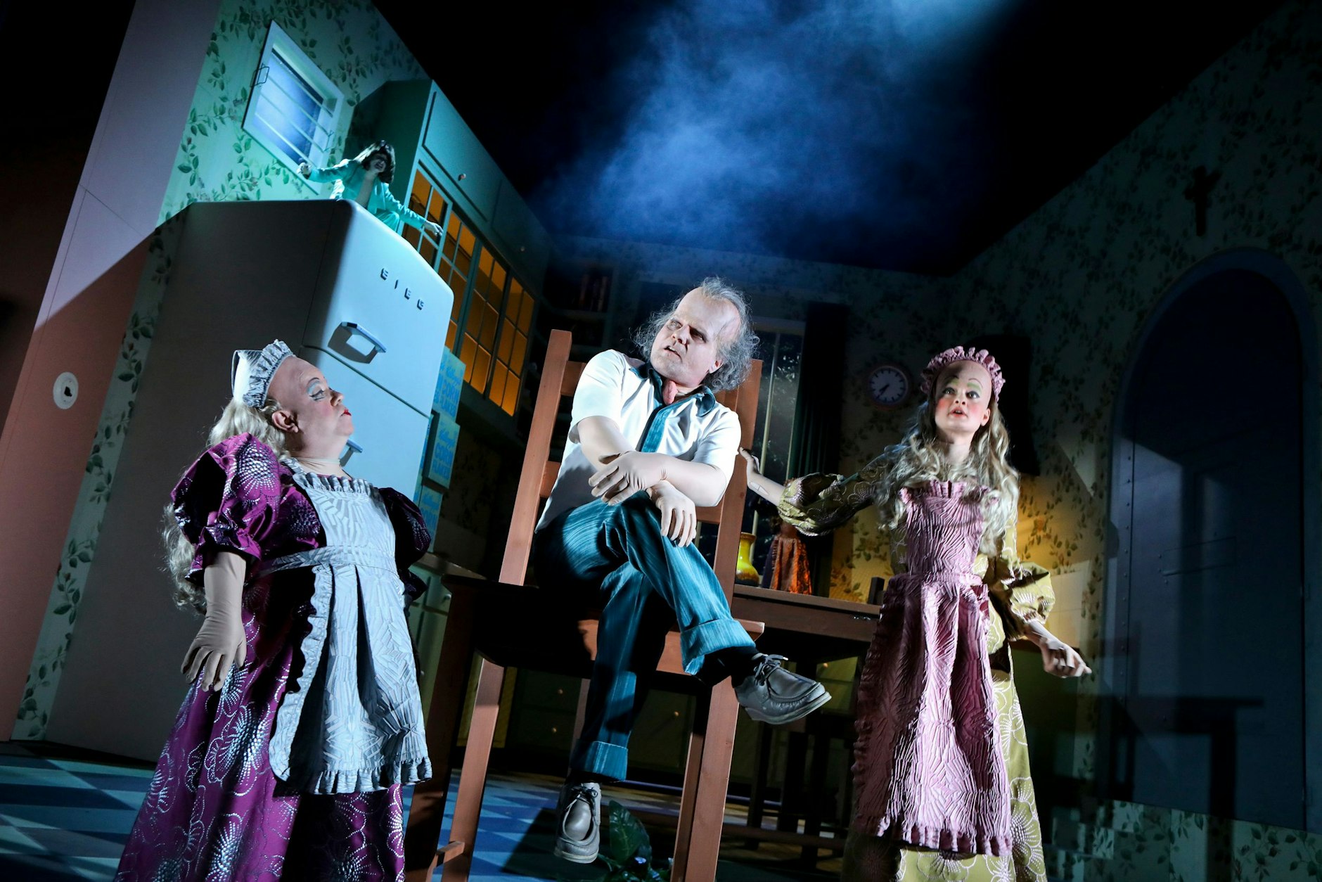 Teil eins der Mondtag-Trilogie: Thomas Köcks Rekomposition „wagner – der ring des nibelungen (a piece like fresh chopped eschenwood)“ im Berliner Ensemble. Szene mit Peter Luppa, Peter Moltzen und Philine Schmölzer.