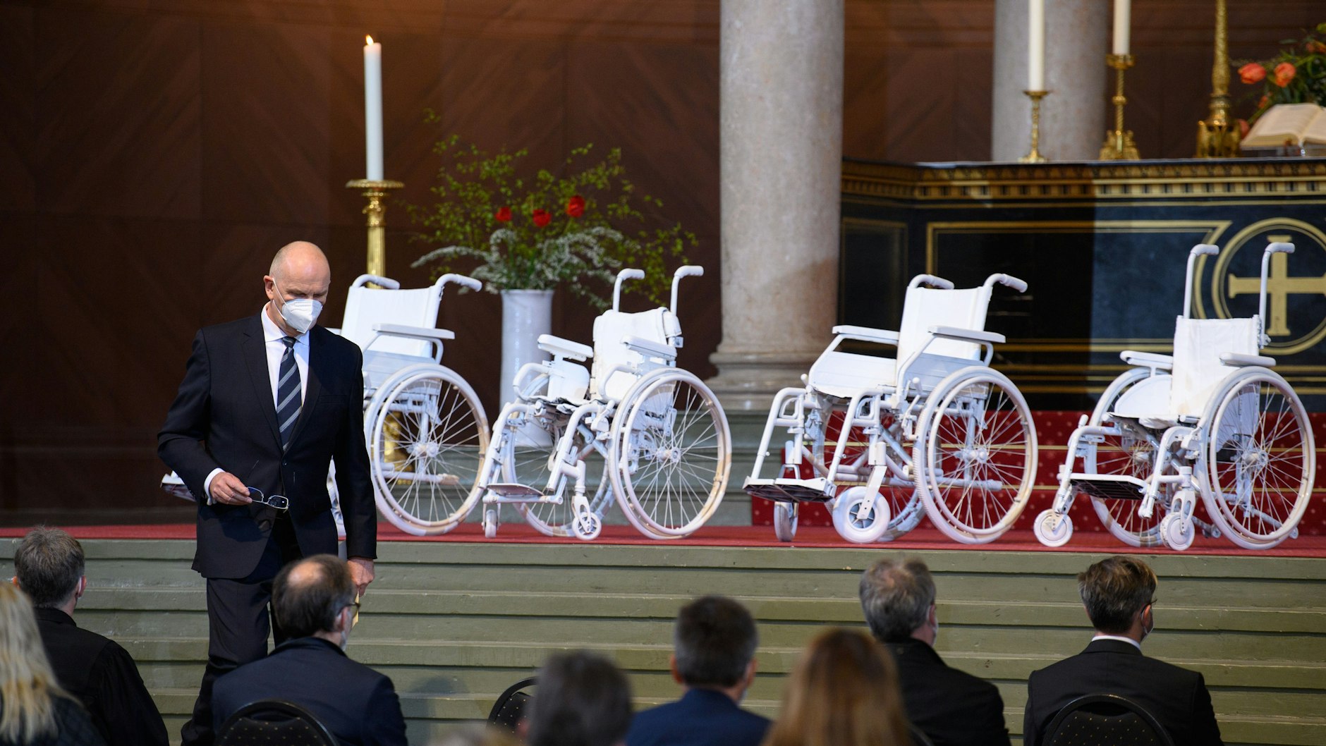 Vier leere Rollstühle erinnerten bei einer Andacht in der Potsdamer Nikolaikirche an die vier getöteten Bewohner. Bei der Trauerfeier sprach auch Ministerpräsident Dietmar Woidke.