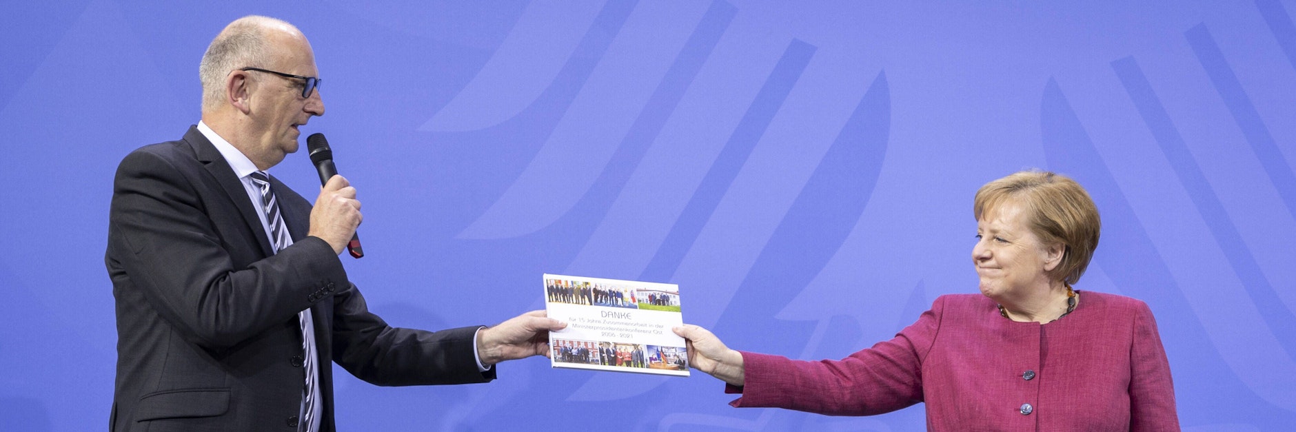 Dietmar Woidke überreicht der lieben Angela ein Fotoalbum.