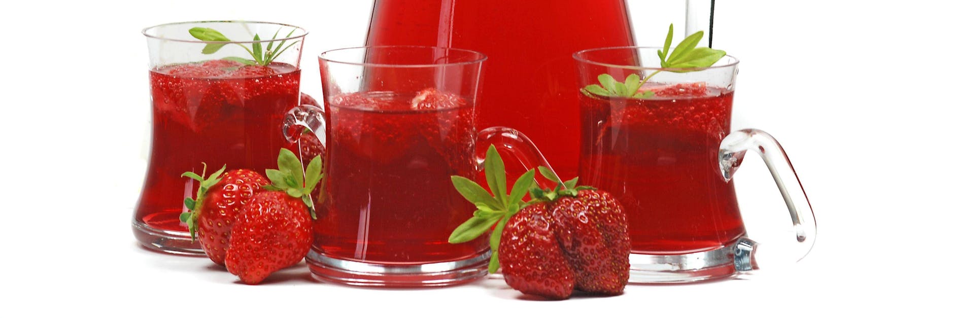 Leckere Erdbeerbowle zaubern Sie im Handumdrehen selber.