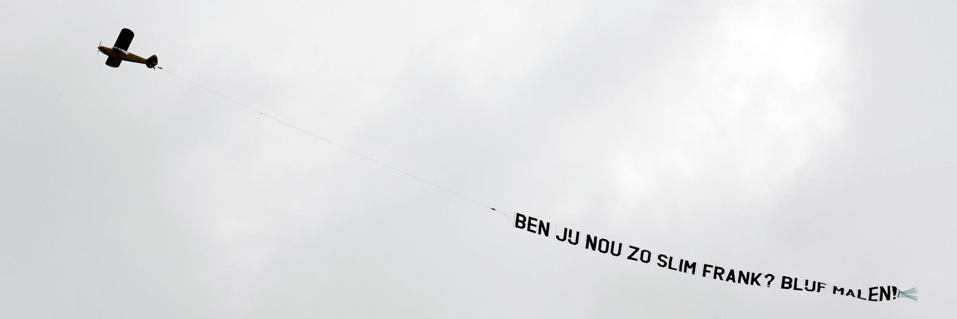 Fliegerische Botschaft an Bondscoach Frank de Boer: Bist du diesmal so schlau, Frank? Halt an Malen fest.