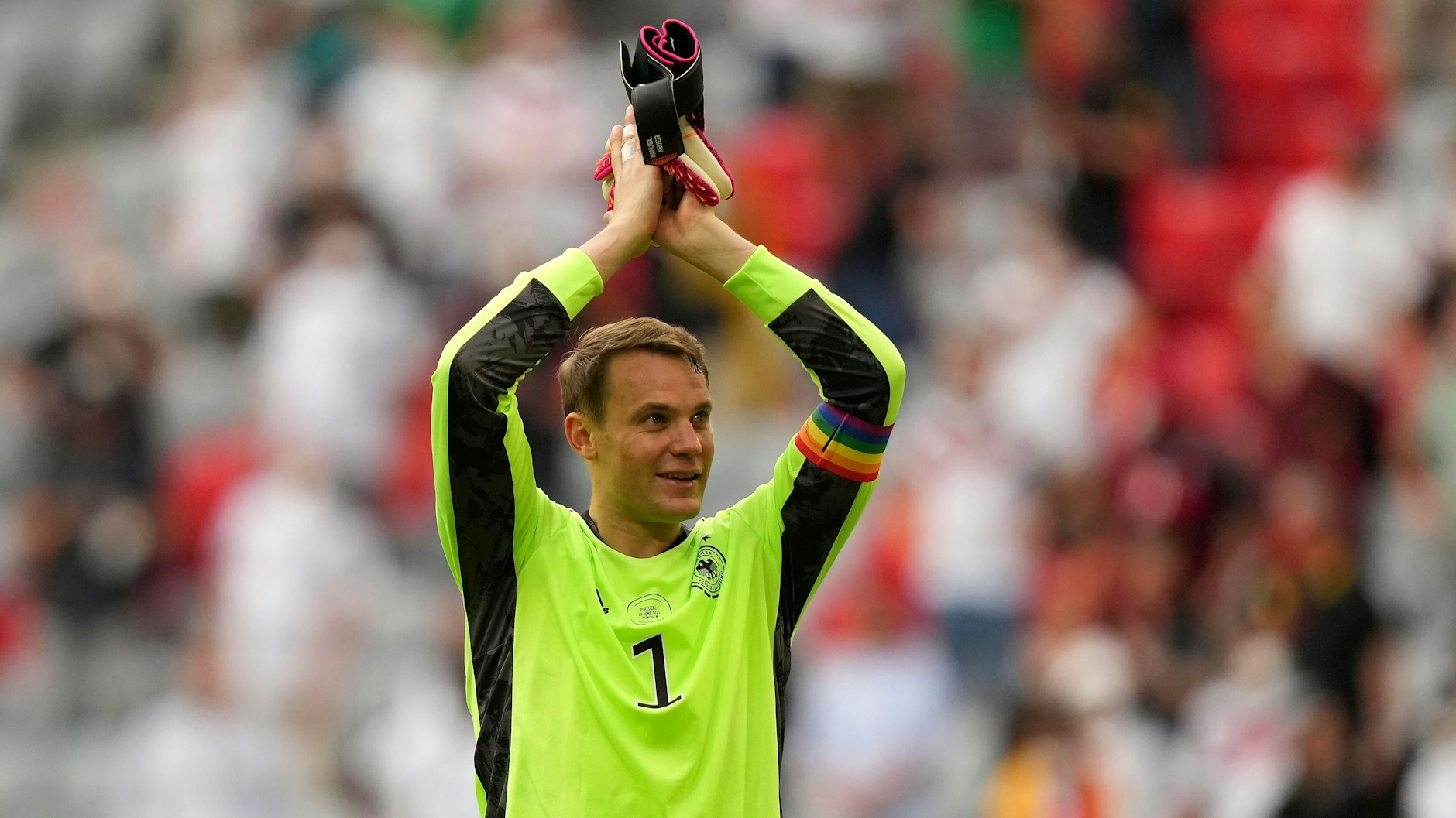Manuel Neuer mit seiner Regenbogenbinde