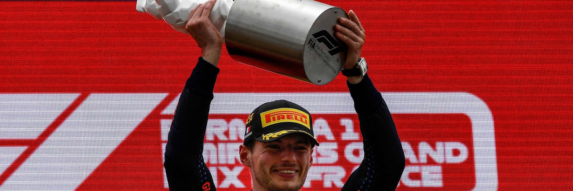 Max Verstappen stemmt jubelnd die Trophäe nach dem GP von Frankreich in die Höhe.