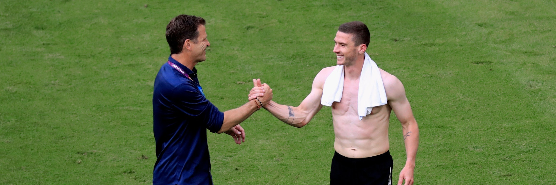 Oliver Bierhoff (l.) gratuliert Robin Gosens zu seinem starken Auftritt.