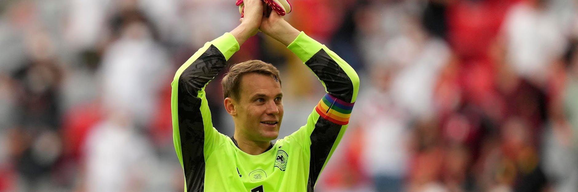 DFB-Kapitän Manuel Neuer mit der Regenborgenfarben-Binde- Ein weltweites Symbol für Toleranz und sexuelle sowie geschlechtliche Vielfalt.