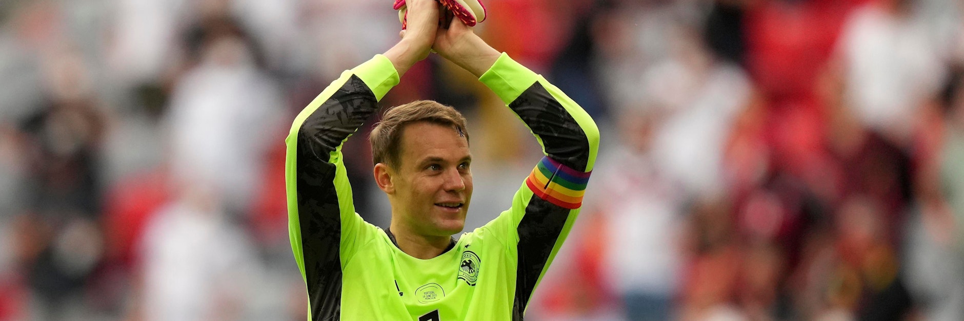 DFB-Kapitän Manuel Neuer mit der Regenborgenfarben-Binde- Ein weltweites Symbol für Toleranz und sexuelle sowie geschlechtliche Vielfalt.