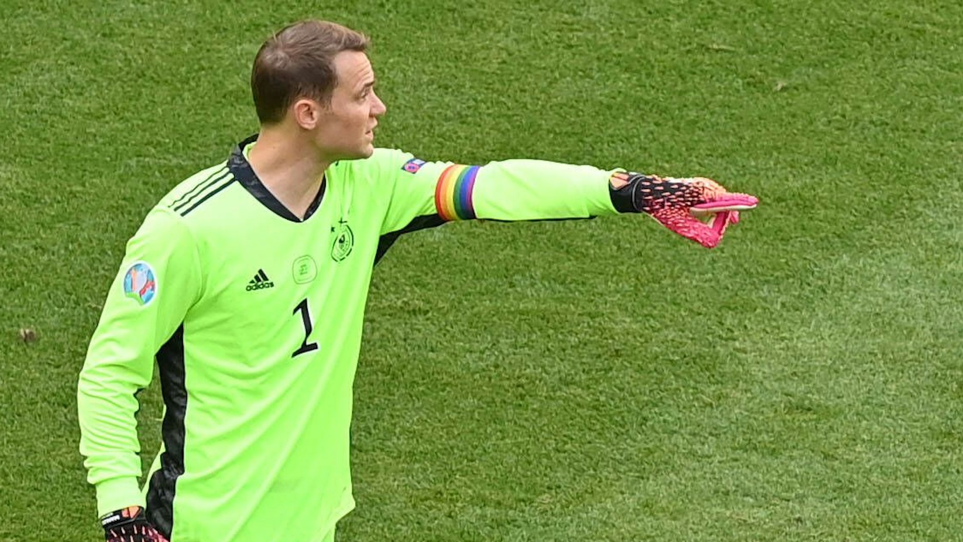 Mit regenbogenfarbener Kapitänsbinde führte Keeper Manuel Neuer die Deutsche Nationalelf gegen Portugal auf den Platz.