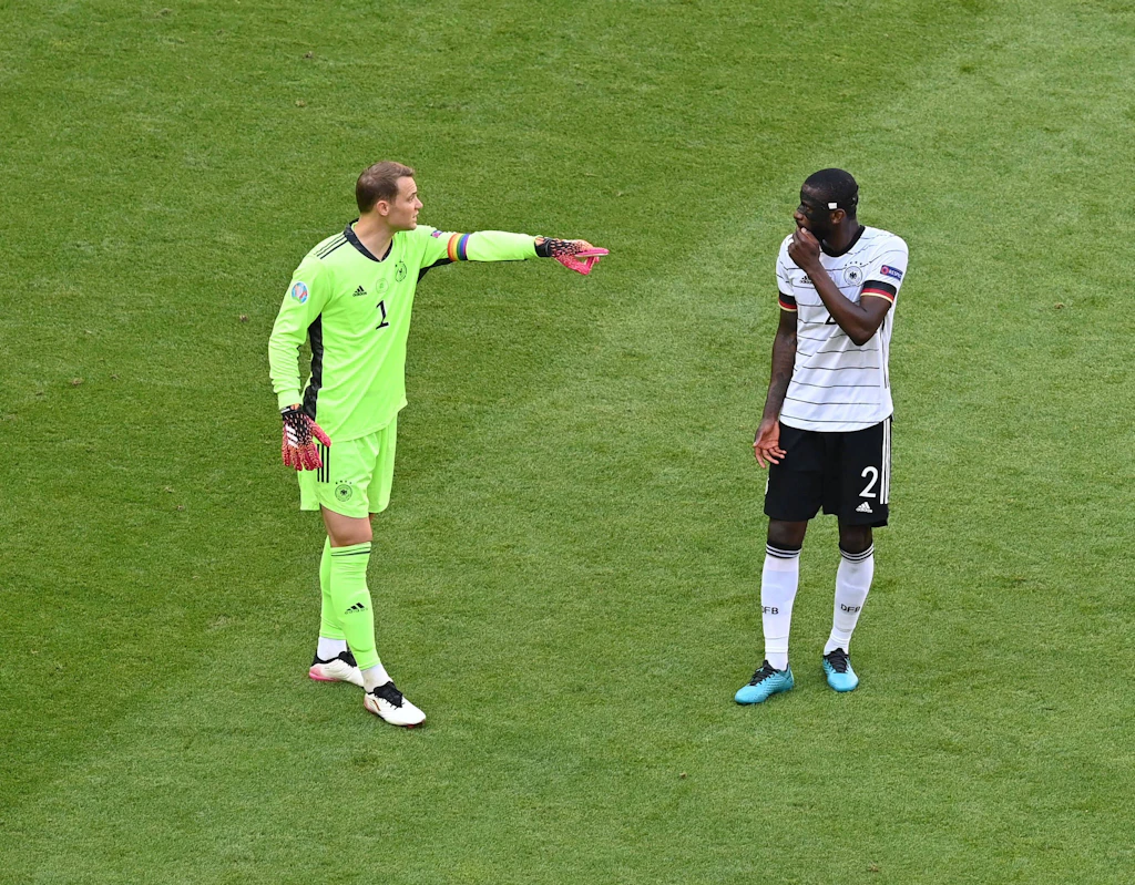 Manuel Neuer trägt eine „Schwuchtelbinde“: AfD-Politiker hetzt gegen Jogis Nationalelf und Kapitänsbinde in Regenbogenfarben