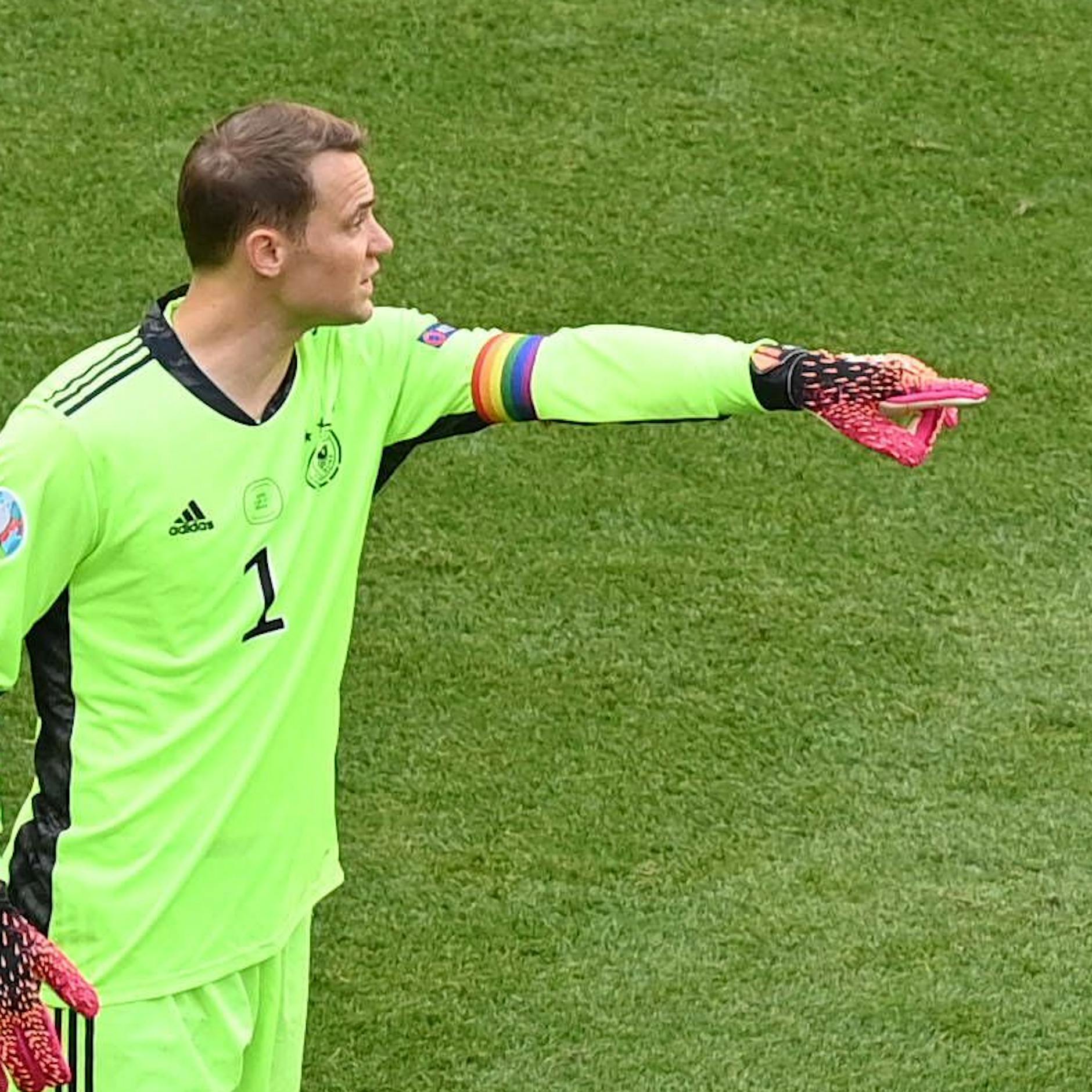 Manuel Neuer trägt eine „Schwuchtelbinde“: AfD-Politiker hetzt gegen Jogis Nationalelf und Kapitänsbinde in Regenbogenfarben