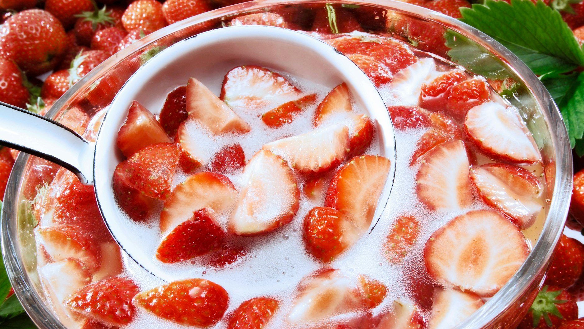 Erdbeerbowle gehört zu einem leckeren Sommer einfach dazu.