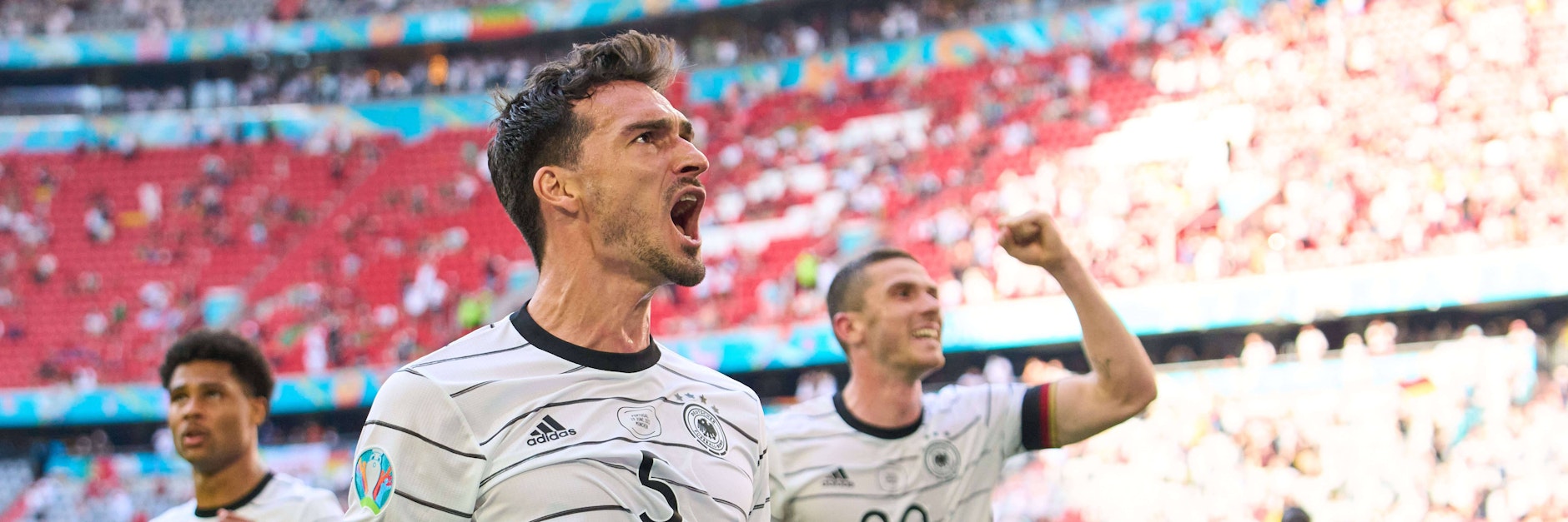 Wollen am Mittwoch gegen Ungarn über den Einzug ins Achtelfinale jubeln: Deutschlands Nationalspieler Serge Gnabry, Mats Hummels und Robin Gosens (v. l.).