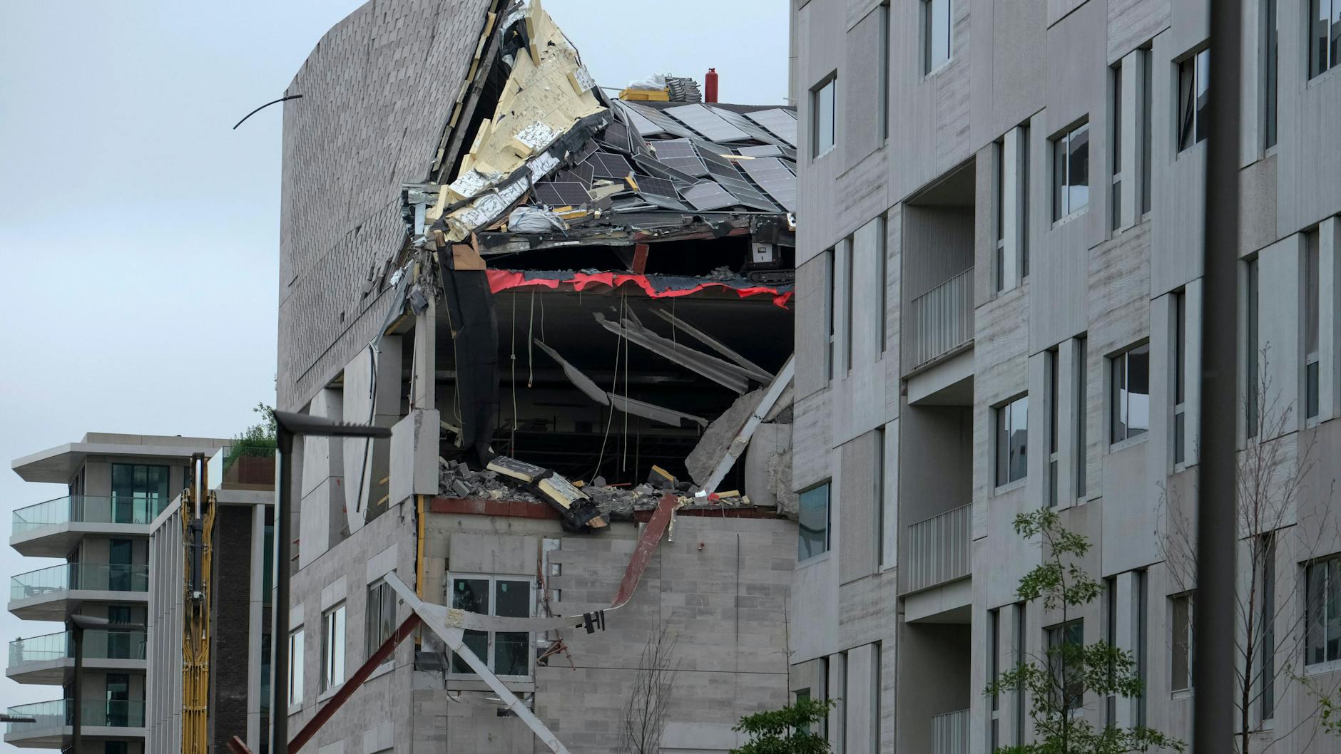 Das Gebäude ist während der Bauarbeiten kollabiert. Mehrere Menschen starben bei dem Unglück.