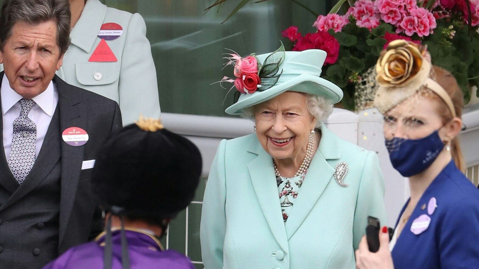 Queen Elizabeth begrüßt in Ascot einen Jockey.
