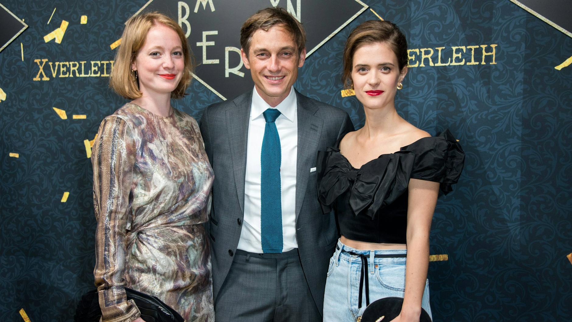 Leonie Benesch mit den „Babylon Berlin“-Hauptdarstellern Volker Bruch und Liv Lisa Fries.