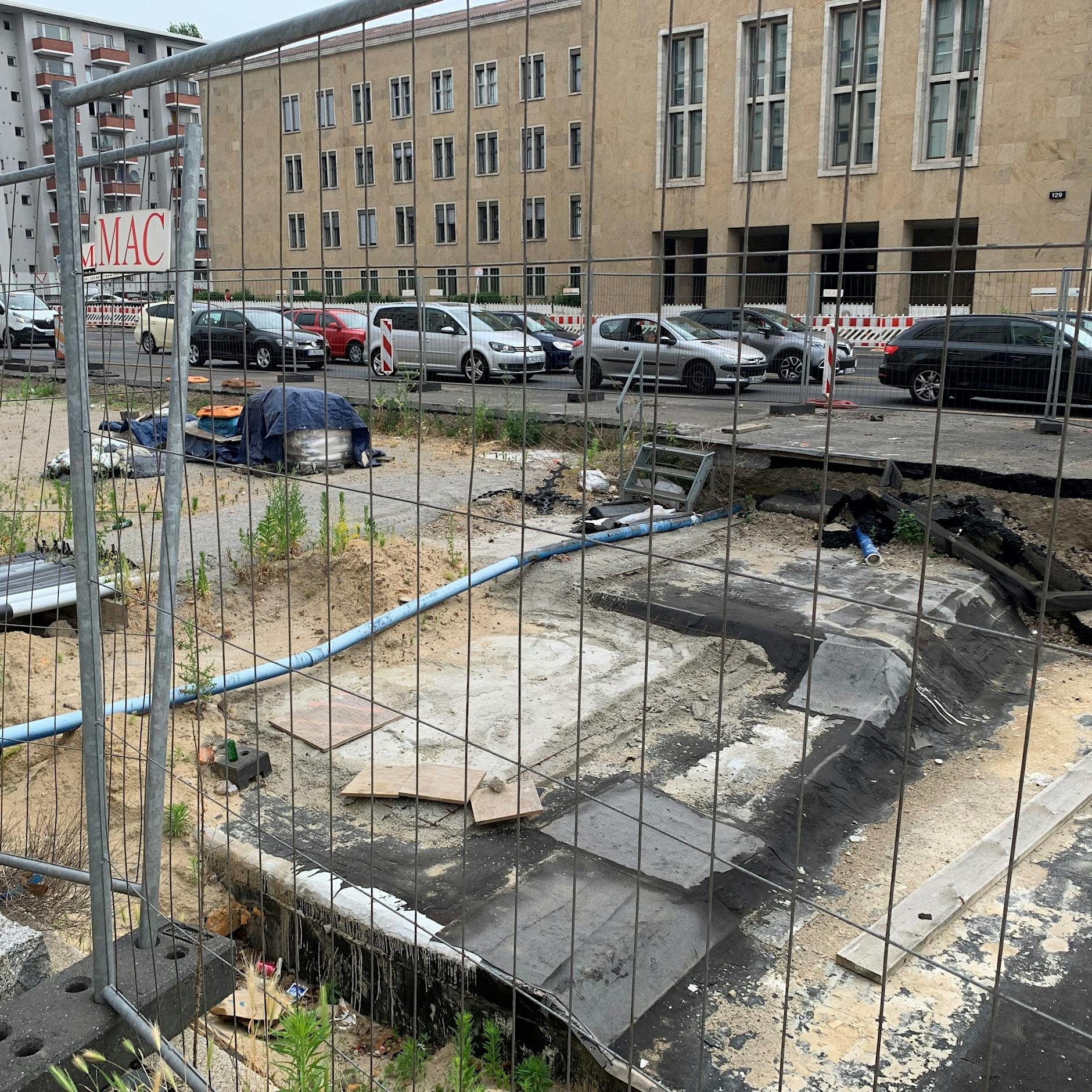 Das Rätsel-Loch vom Mehringdamm: BVG wartet auf Baugenehmigung