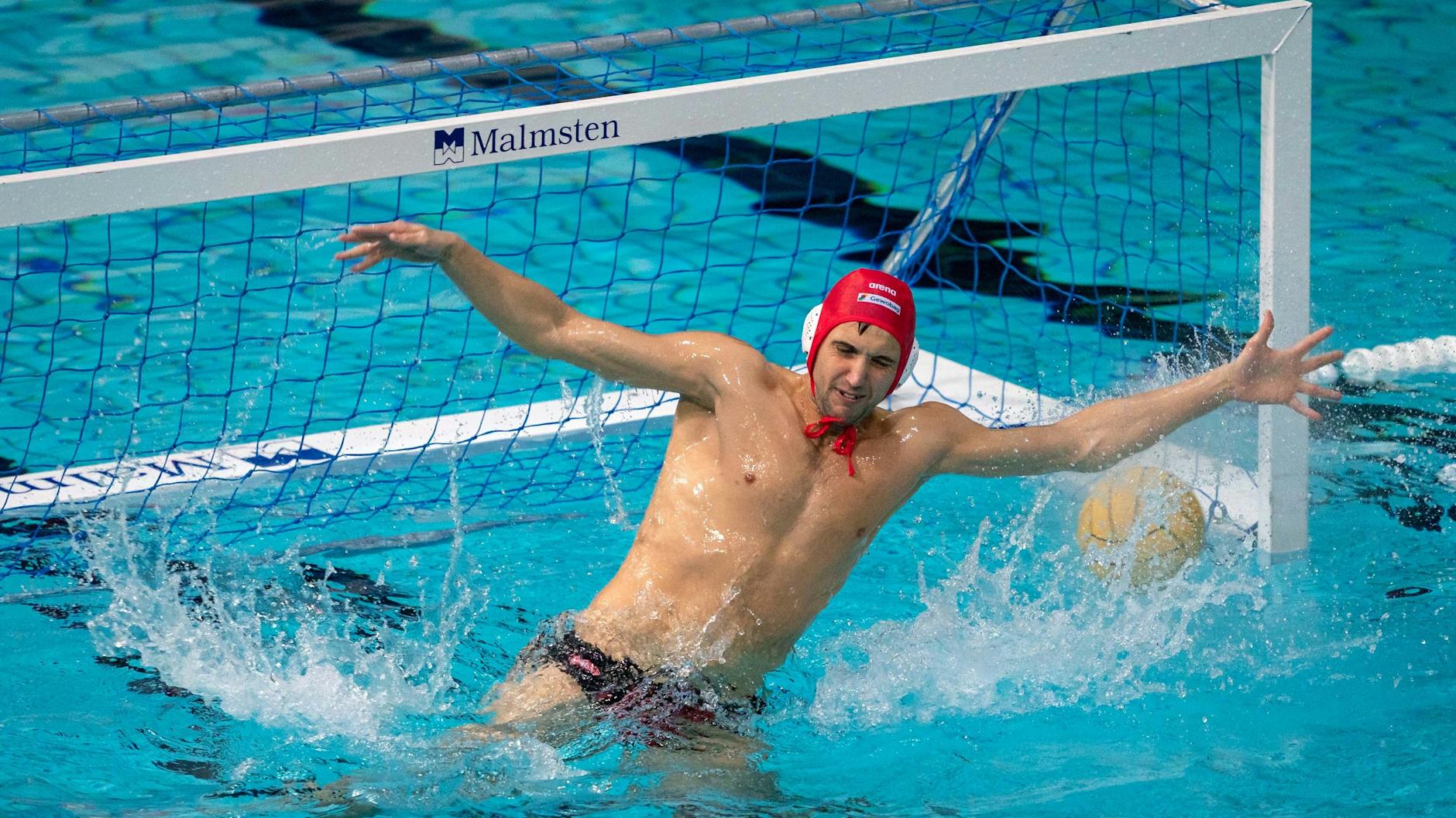 Laszlo Baksa liebt das Wasser, aber fiebert derzeit auch mit den ungarischen Fußballern mit.