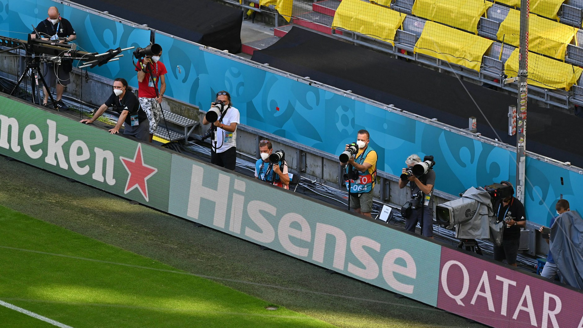 Nicht direkt auf dem Platz, aber immer drumherum: die Bandenwerbung bei der EM
