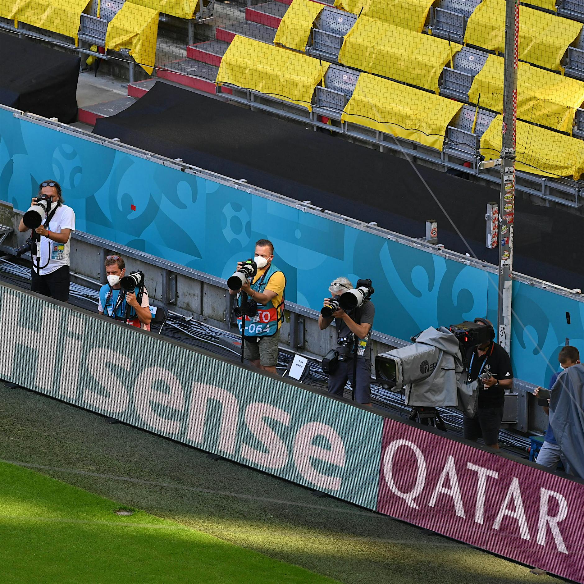 Wasser trinken und Werbung predigen