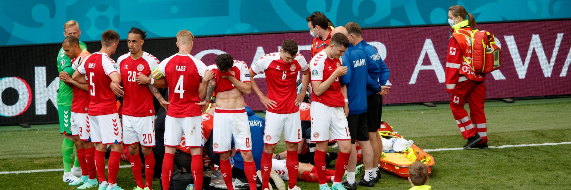 Bilder, die kein Fußballfan der Welt jemals vergessen wird: Dänemarks Spieler bilden einen Sichtschutz für Christian Eriksen und beten für ihren Mitspieler.